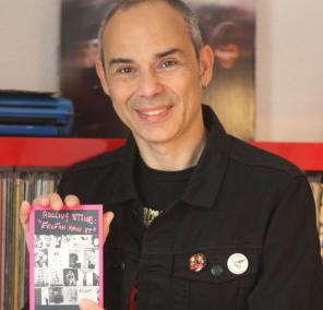 Roberto Calabrò con il suo libro su "Exile On Main St." dei Rolling Stones